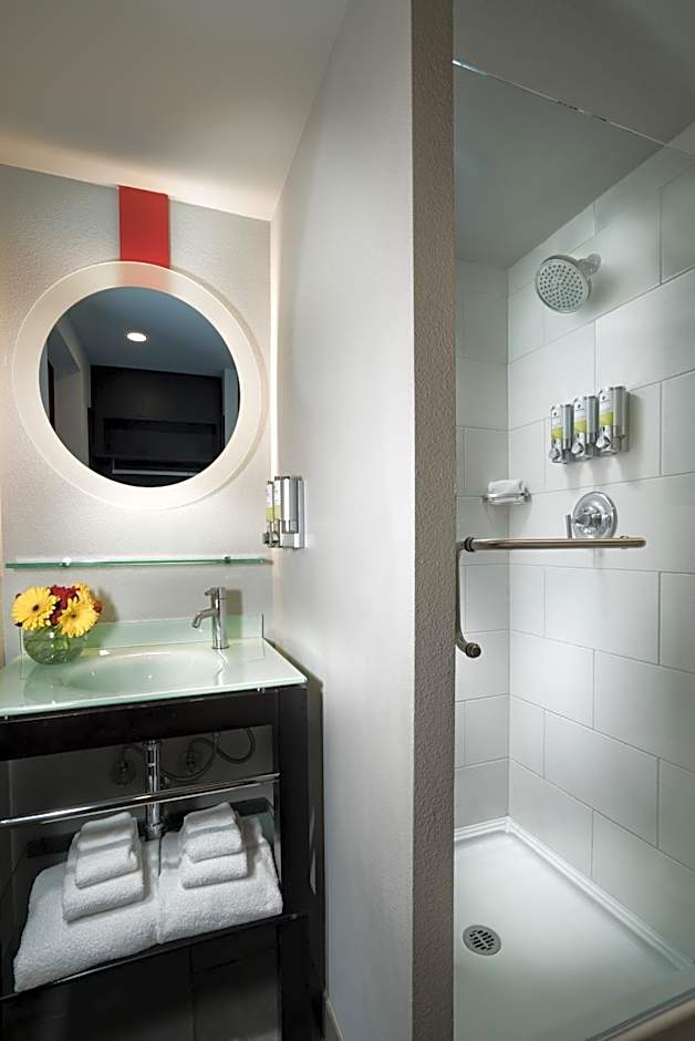 Staypineapple At Hotel Five