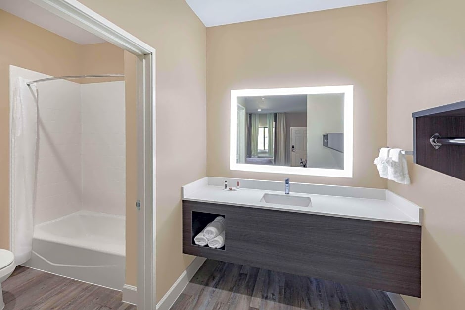 Super 8 by Wyndham Houston NW Beltway 8