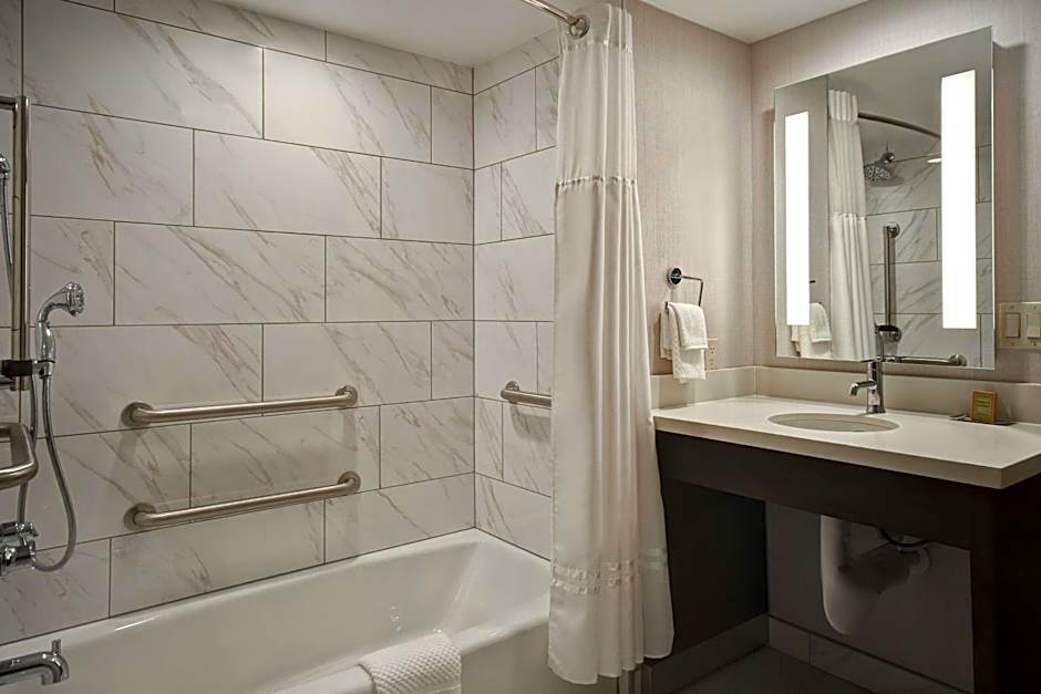 DoubleTree by Hilton St. Louis-Airport