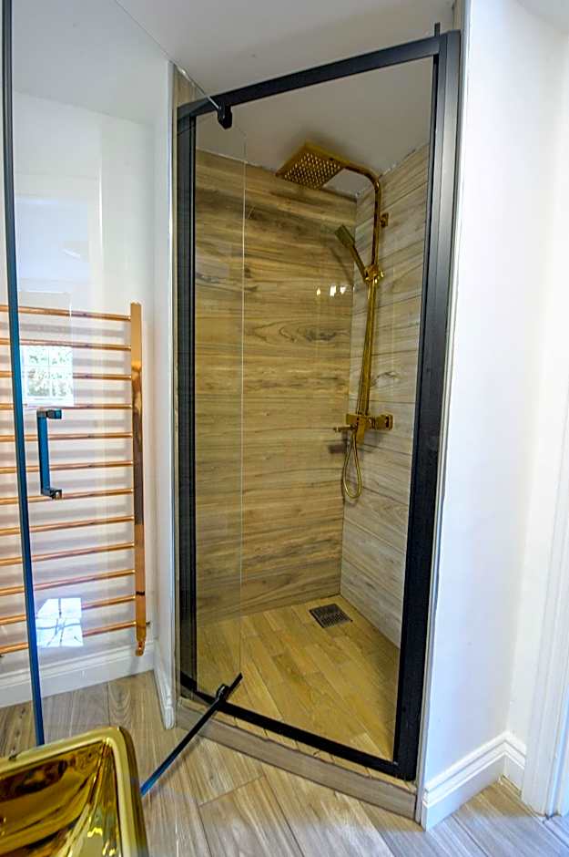 Executive Suite with Private HotTub, Full SkyTV in 600 Year Old Manor House