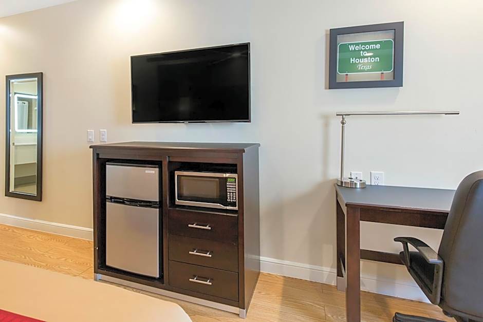 Econo Lodge Inn & Suites