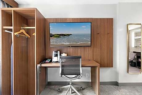 Standard Queen Room with Communications Accessible Roll-In Shower