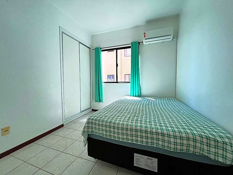 B481 Apto 3 quartos frente para avenida 8 pessoas