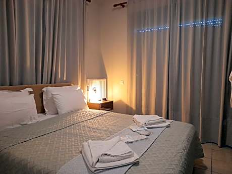 Deluxe Double Room with Side Sea View