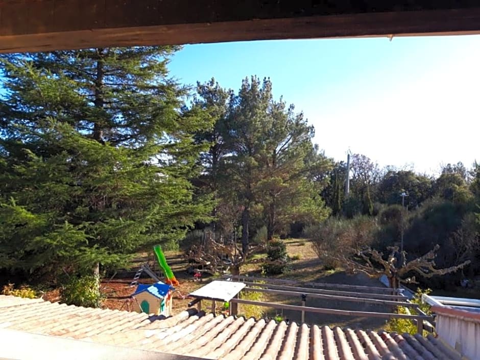 Chambres tomate, dans maison avec petit escalier et Stanna, à 6km du festival de piano de la roque d'anthéron