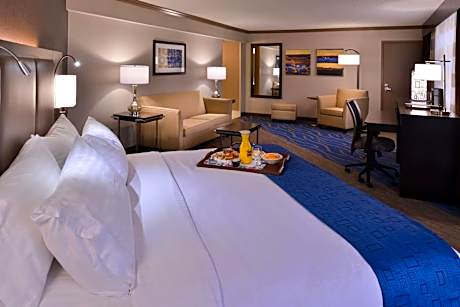 Studio Queen Room with Hearing Accessible Tub - Non-Smoking