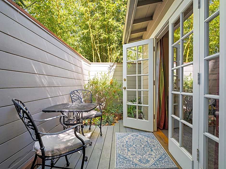 Photo 1 of 4 of 1 Queen Bed, Garden View