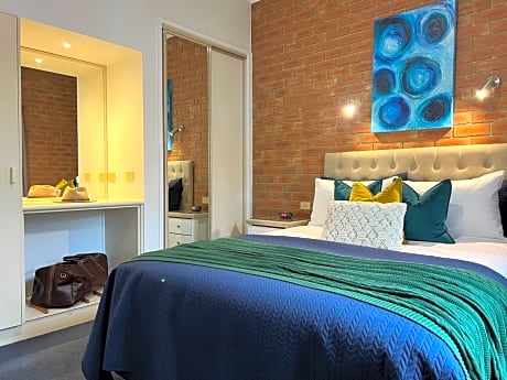 Deluxe Queen Suite with Spa Bath