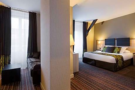 King Suite with Bathtub and Sofa Bed