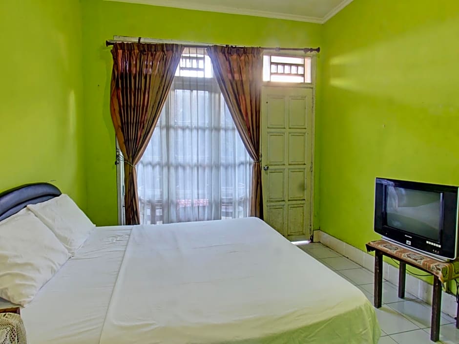 OYO 92849 Hotel Dienda Hayu