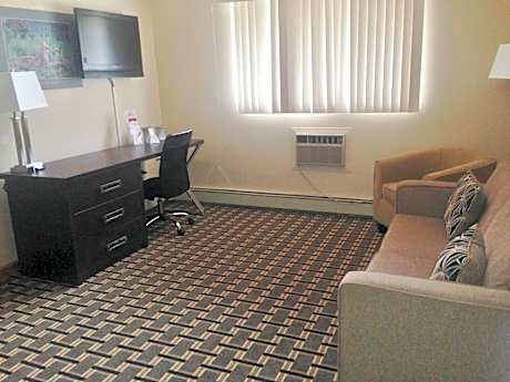 Queen Suite with Three Queen Beds - Non-Smoking