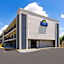 Days Inn & Suites by Wyndham Indianapolis Airport East
