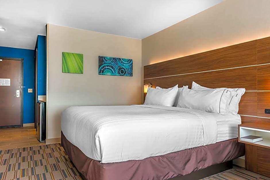 Holiday Inn Express & Suites Clarion By IHG