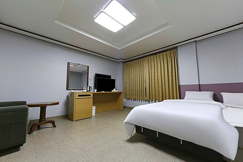 New Manhattan Tourist Hotel