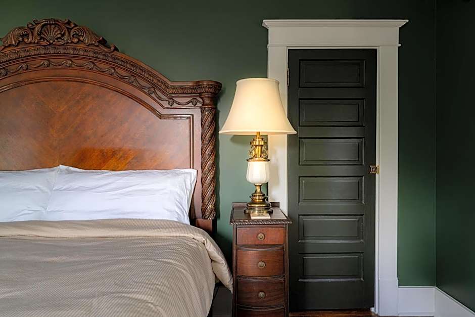 The NuWray Hotel & Carriage House