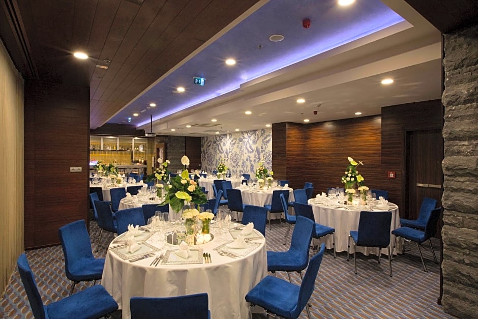 Renaissance by Marriott Izmir Hotel