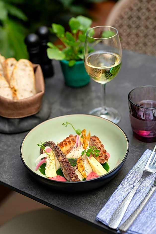 Renaissance by Marriott Paris Republique Hotel