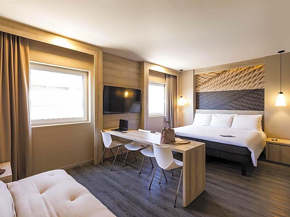 Foto 1 di 8 di 1 King Bed with Sofabed Suite