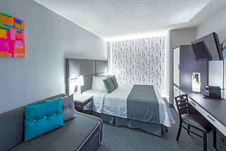 Corner Queen Room with Sofa Bed - Non-Smoking