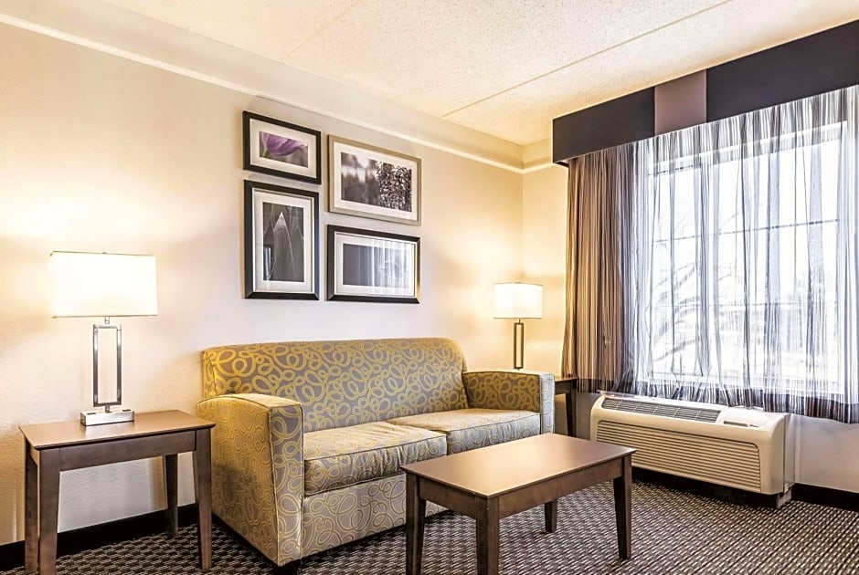 La Quinta Inn & Suites by Wyndham Alexandria Airport