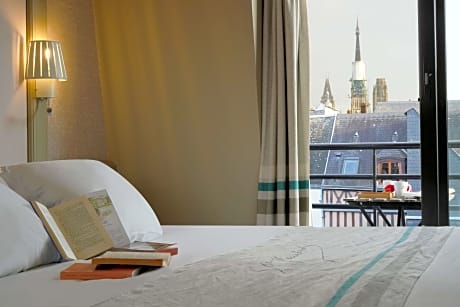 1 Queen Bed Non-Smoking Superior Room Larger Room Balcony City View Espresso Machine