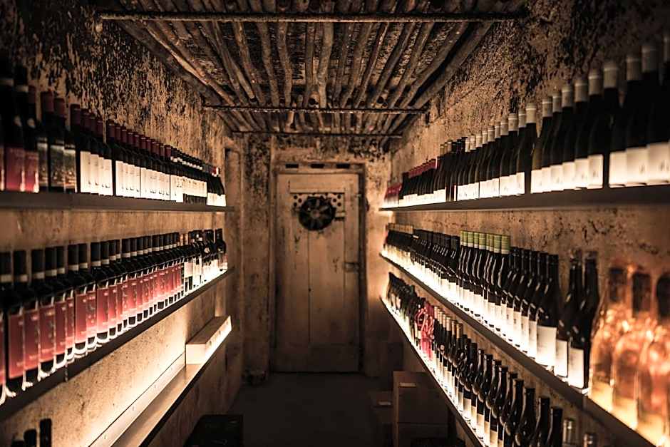 Presulis Hideaway Apartments & Restaurant