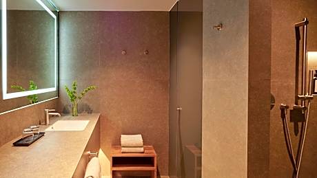 Classic Queen Room - Club Access