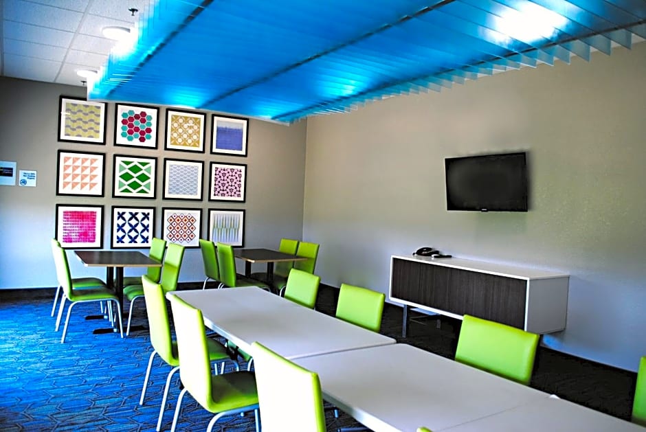 Holiday Inn Express & Suites - Columbia City, an IHG Hotel