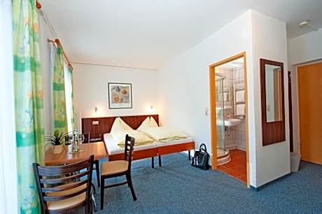 Family Room (2 Adults + 2 Children)