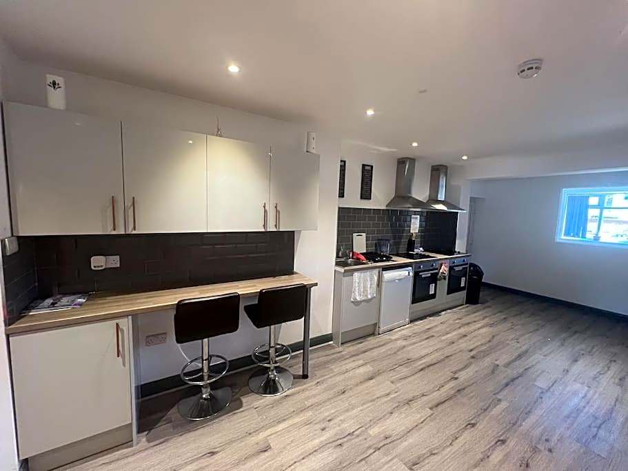 Newly refurbished studio, great location 8 studios