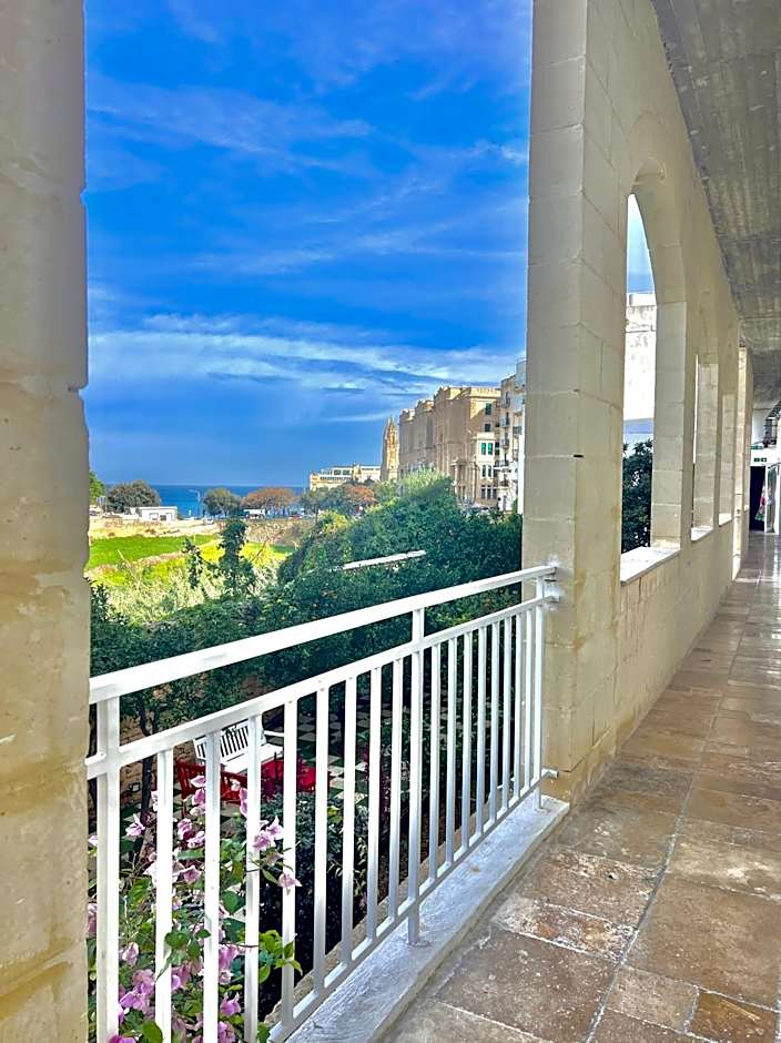 Follow the Sun Boutique Hostel - Pool, Breakfast & Sea Views