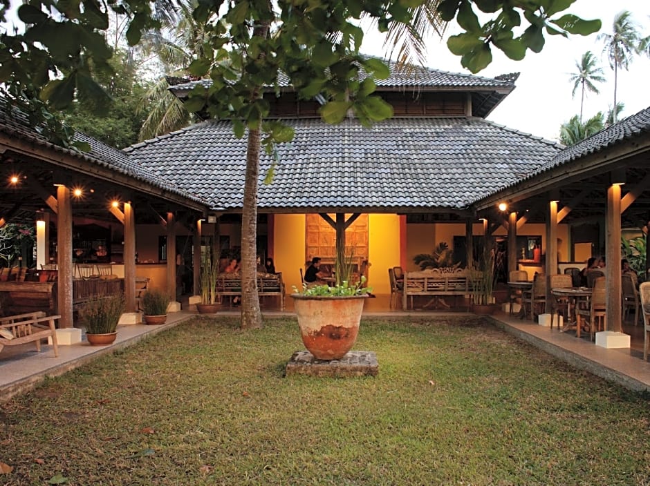 Bon Ton Antique Wooden Villas