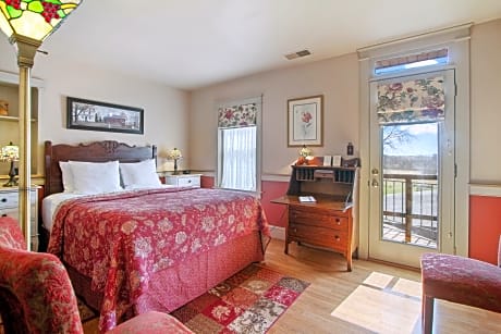 Traditional Queen Room with Balcony