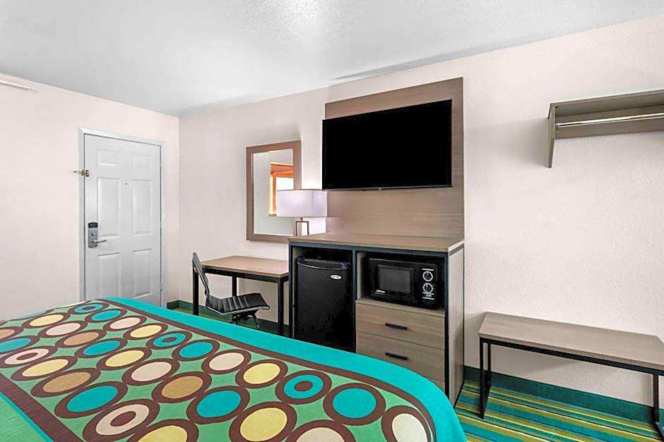 Super 8 by Wyndham Pleasanton