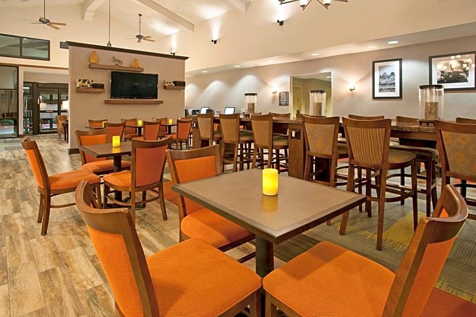 Newly Renovated - Hampton Inn & Suites El Paso-Airport
