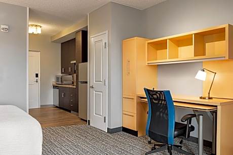 Queen Studio with Sofa Bed and Adapted Tub - Mobility and Hearing Accessible