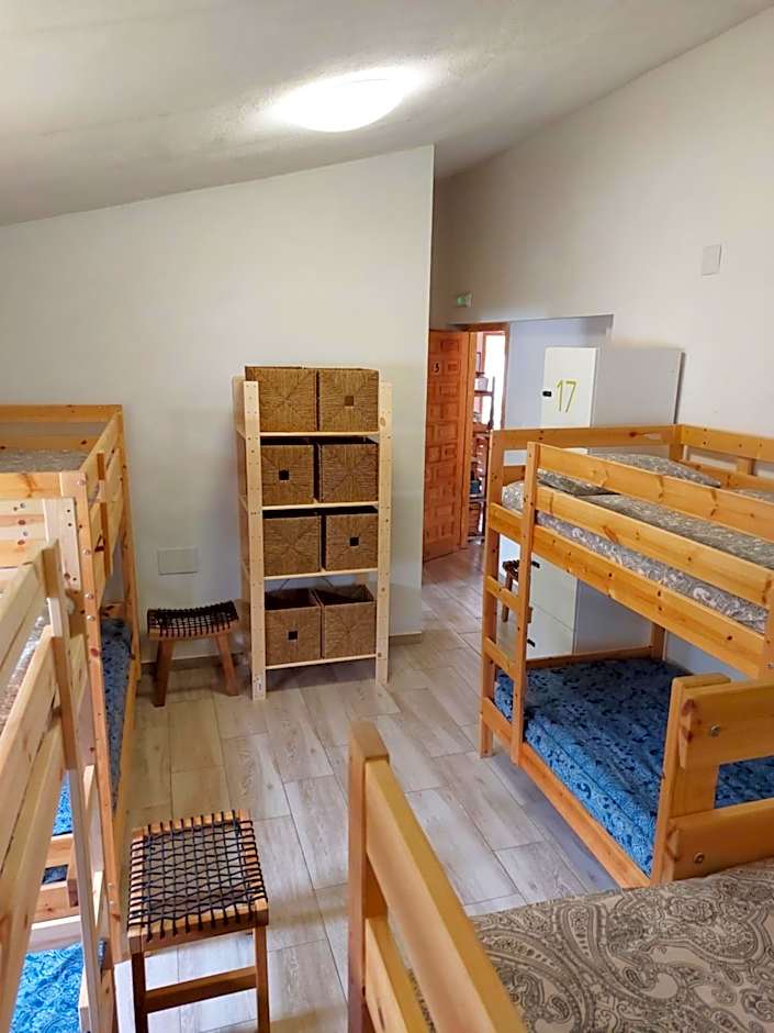 Foto 1 von 4 von Single Bed in Male Dormitory Room