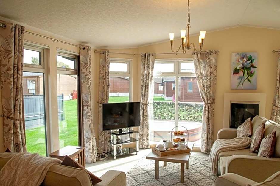 Saffron Lodge With Hot Tub