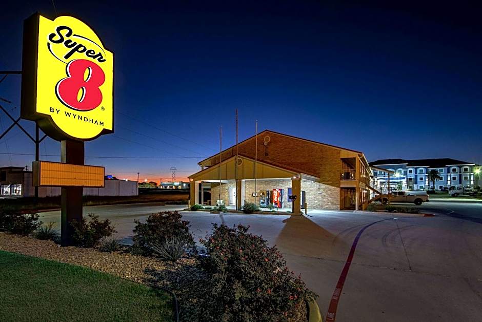 Super 8 by Wyndham Pleasanton