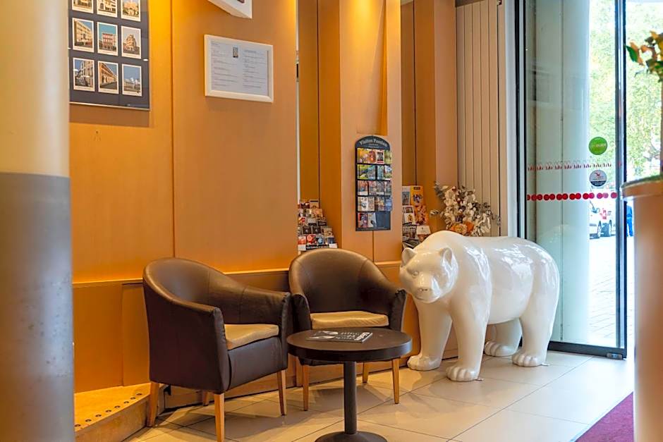 Hotel Ours Blanc - Place Victor Hugo