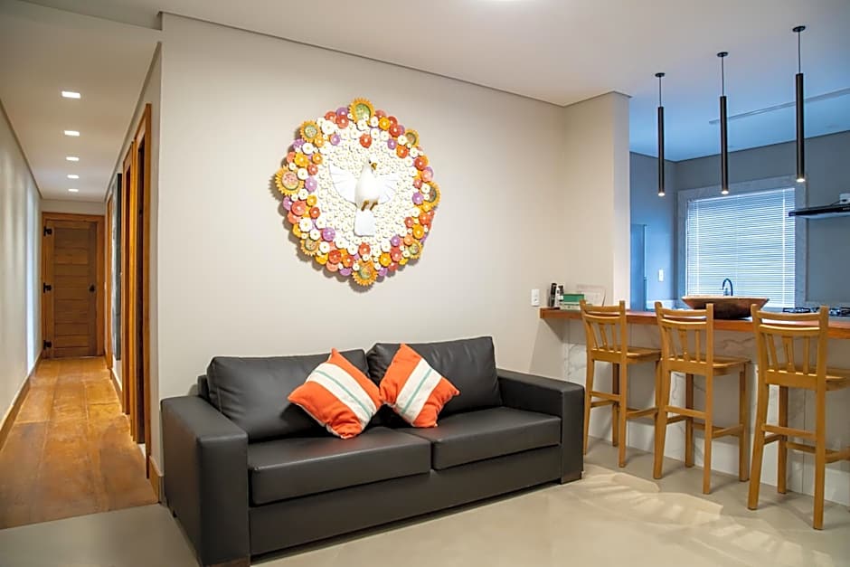 ESPAÇO 250 - Apto mobiliado, 3 quartos, sendo uma suíte, banheiro social, cozinha completa, sala de estar, ar condicionado, tv e internet