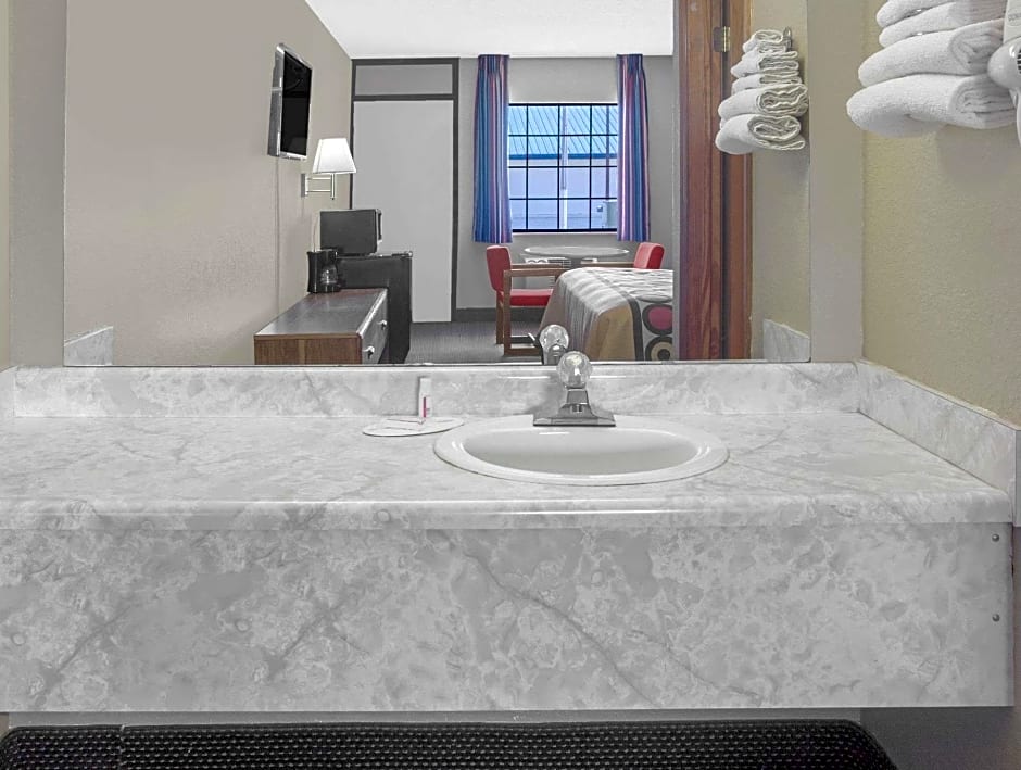 Super 8 by Wyndham Clarksville AR