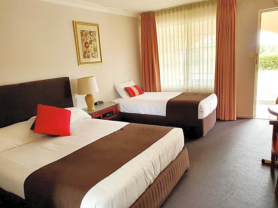 McNevins Warwick Motel