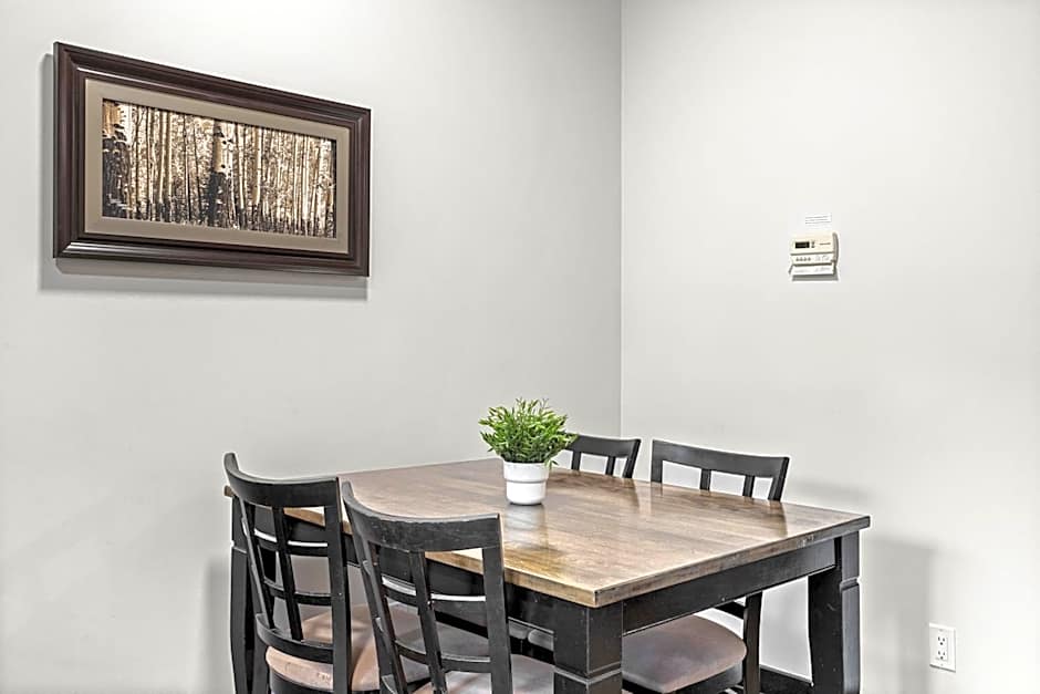 Outstanding Mountain Condo WATERSLIDE and HOT TUB managed by Little Sister Getaways