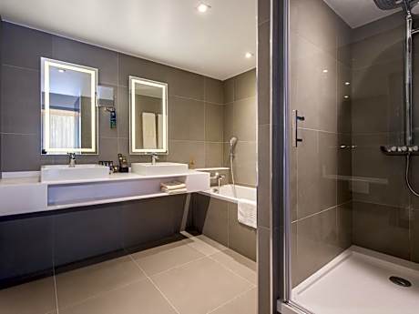 Junior Suite with 1 Queen Size Bed and 1 Convertible Double Sofa