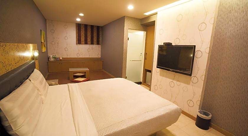 LOVE HOTEL