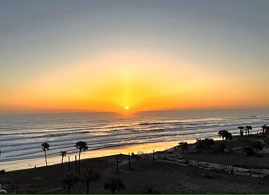 Luxury Beachfront Studio - Private Balcony with Ocean View - Heated Pool - Hot Tub - Tiki Bar - Sauna