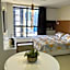 Suíte luxo com tela de cinema no América Towers Studio Residence