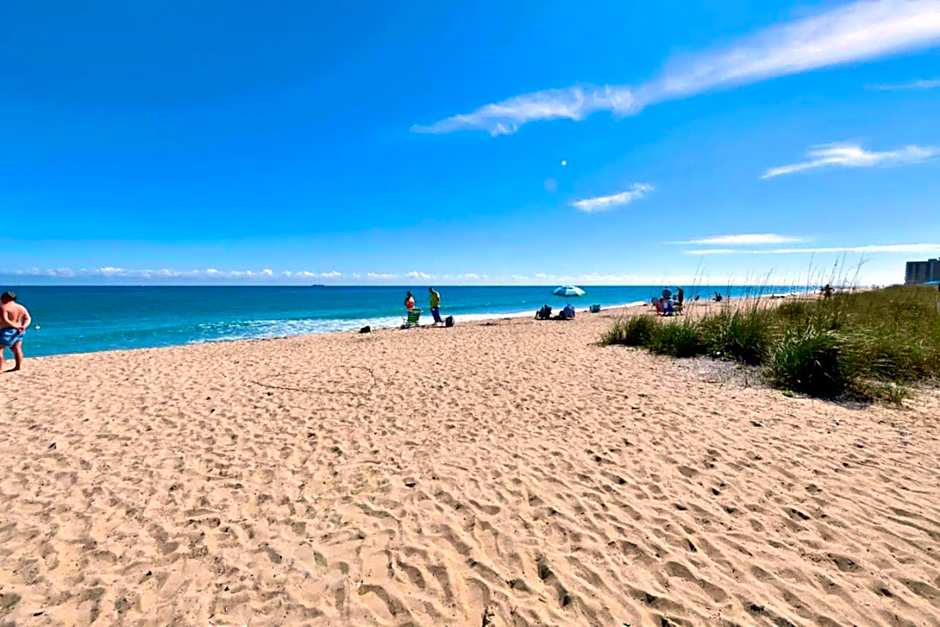 Tropical Beach Condo - Pool, Shops, 86" TV, WiFi