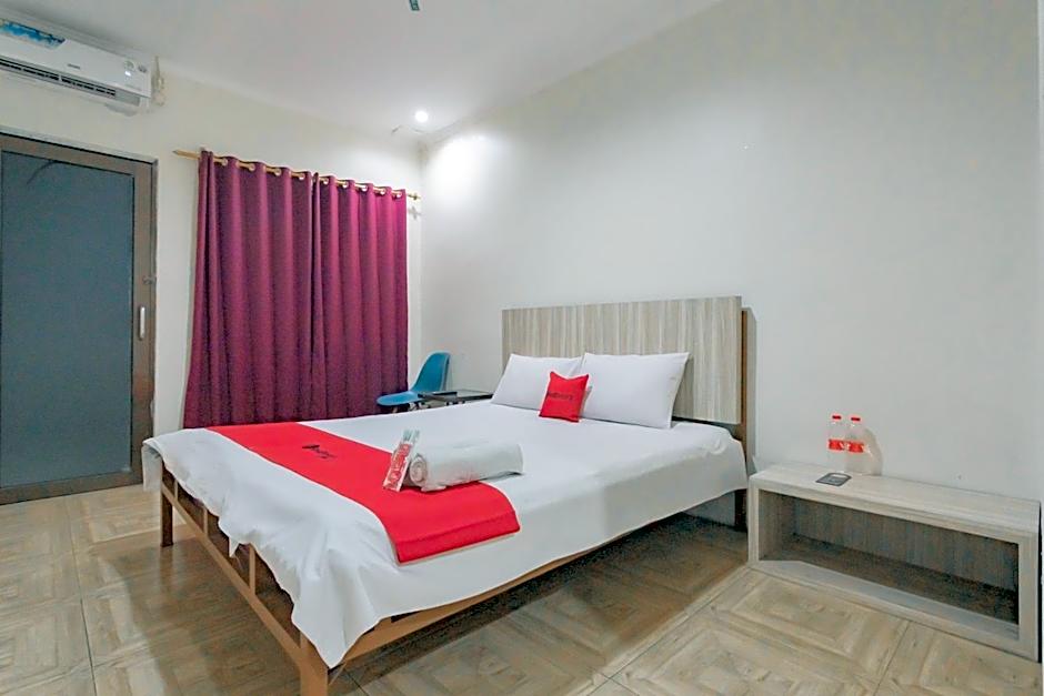 RedDoorz Syariah at Cigadung Raya Street